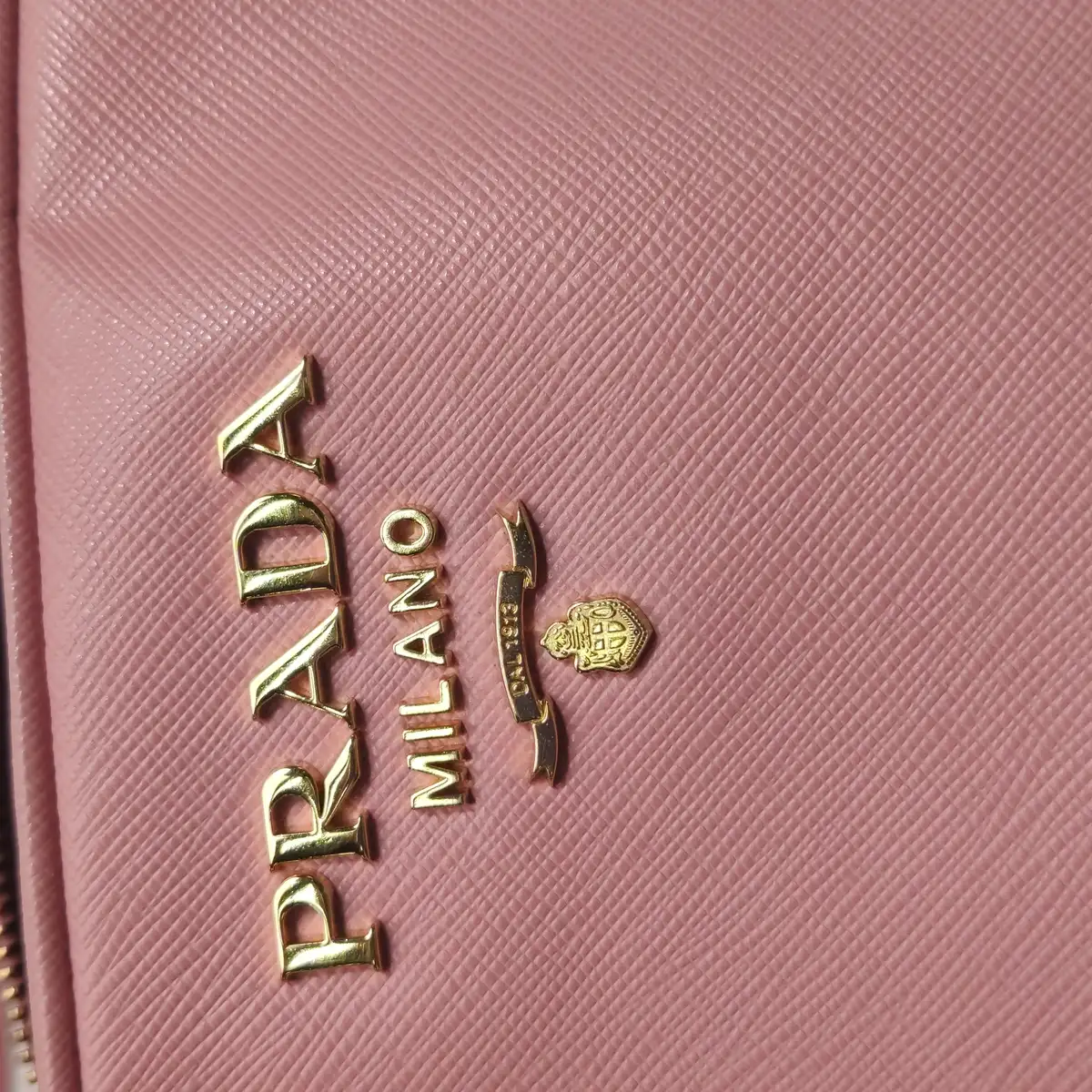 Prada – Bolsa Transversal em Couro com Logo - Imagem 10