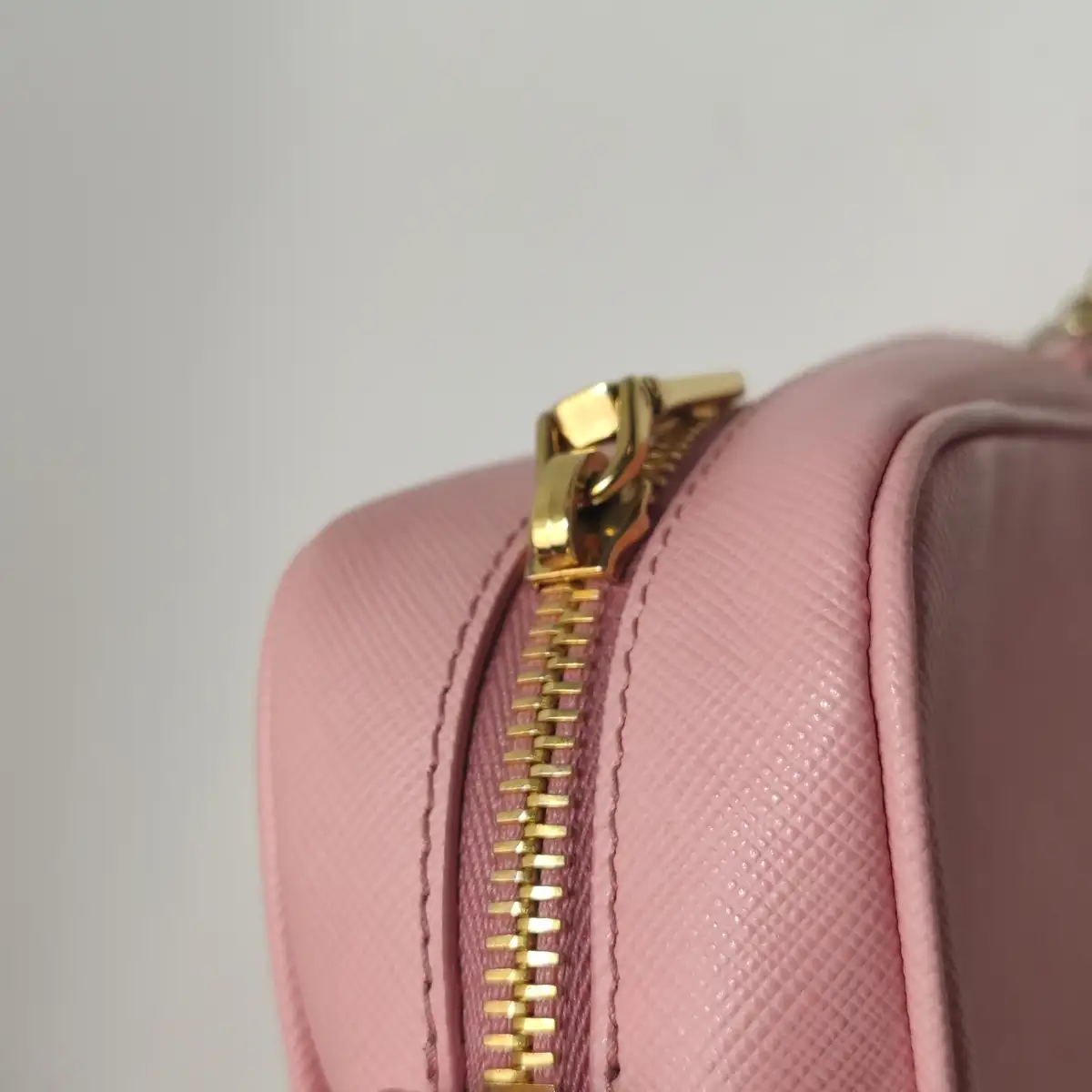 Prada – Bolsa Transversal em Couro com Logo - Imagem 11