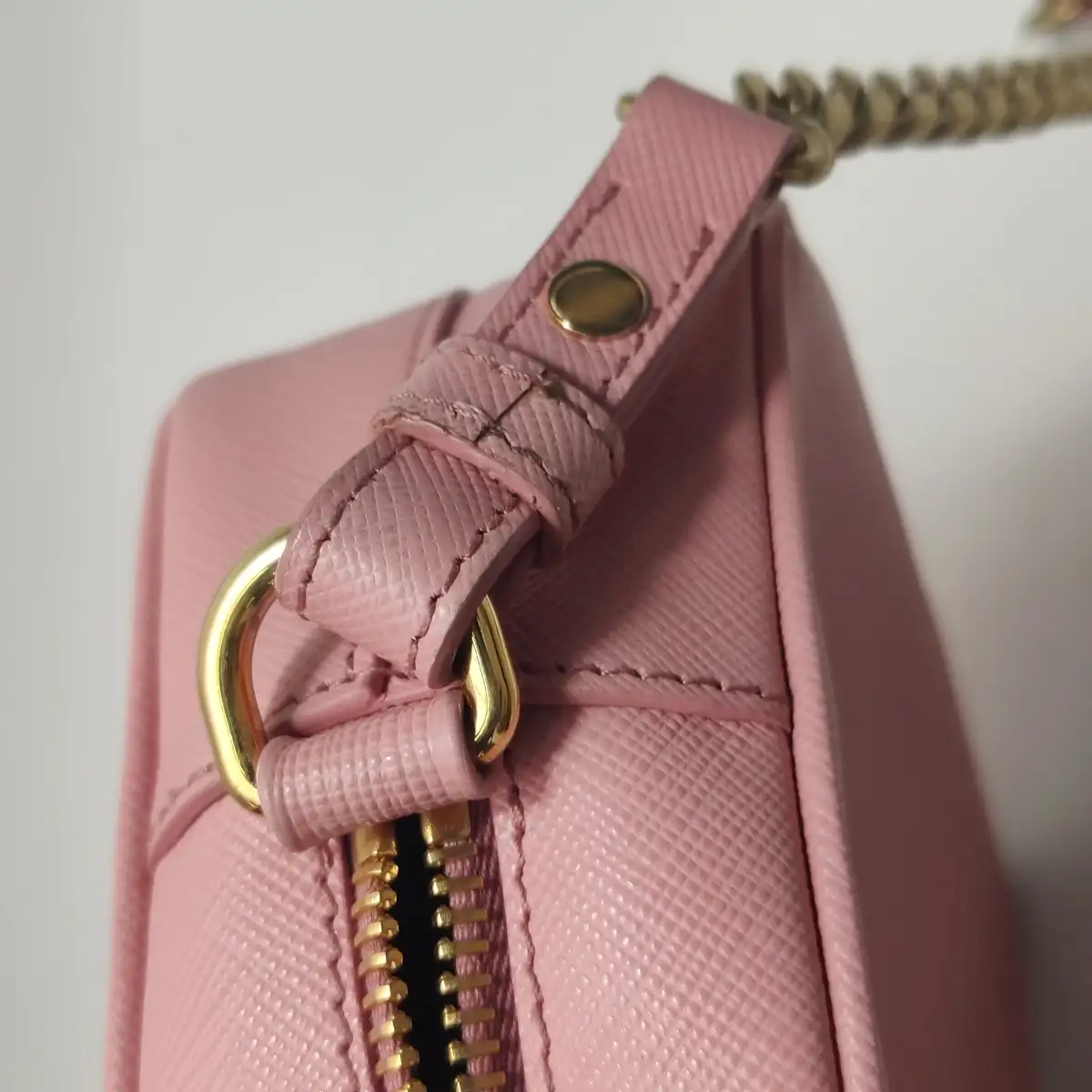 Prada – Bolsa Transversal em Couro com Logo - Imagem 12