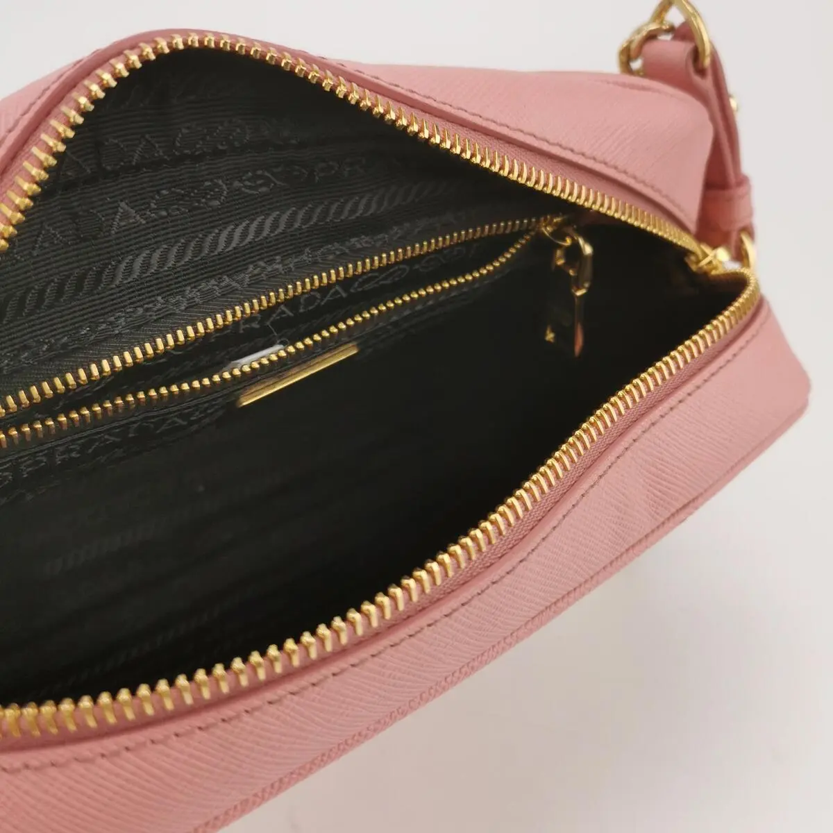 Prada – Bolsa Transversal em Couro com Logo - Imagem 7